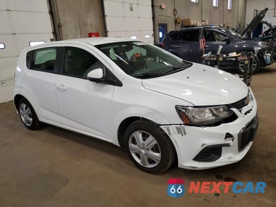 Czwarte zdjęcie samochodu z boku: 2018 CHEVROLET SONIC VIN:1G1JG6SH5J4104931 - miniatura