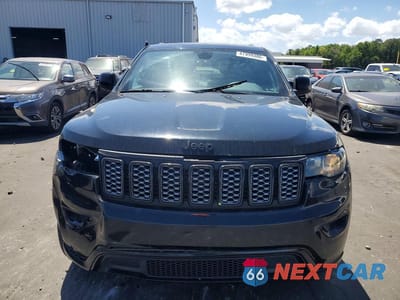 Piąte zdjęcie samochodu w środku: 2018 JEEP GRAND CHEROKEE LAREDO VIN:1C4RJFAG4JC319629 - miniatura