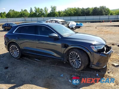 Czwarte zdjęcie samochodu z boku: 2019 AUDI E-TRON PRESTIGE VIN:WA1VAAGE7KB024775 - miniatura