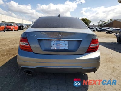 Zdjęcie 6 z 12 samochodu: 2014 MERCEDES-BENZ C 250 VIN:WDDGF4HBXER316220 - miniatura