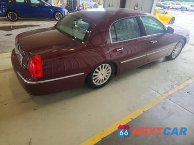 Trzecie zdjęcie samochodu z tyłu: 2004 LINCOLN TOWN CAR EXECUTIVE VIN:1LNHM81W54Y644024 - miniatura