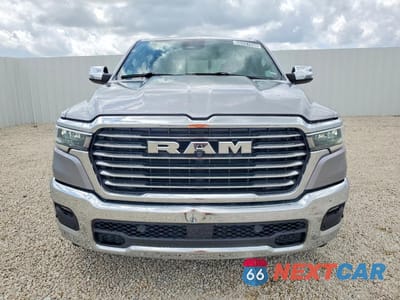 Piąte zdjęcie samochodu w środku: 2026 RAM 1500 LARAMIE VIN:1C6SRFJPXTN255511 - miniatura