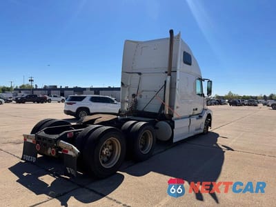 Czwarte zdjęcie samochodu z boku: 2016 VOLVO VN VNL VIN:4V4NC9EH2GN947686 - miniatura