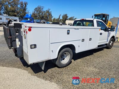 Trzecie zdjęcie samochodu z tyłu: 2017 FORD F350 SUPER DUTY UTILITY / SERVICE TRUCK VIN:1FDRF3G62HEC47452 - miniatura