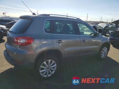 Trzecie zdjęcie samochodu z tyłu: 2011 VOLKSWAGEN TIGUAN S VIN:WVGAV7AX2BW504233 - miniatura