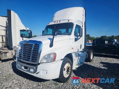 Drugie zdjęcie samochodu z przodu: 2014 FREIGHTLINER CASCADIA SEMI TRUCK VIN:1FUBGEDV0ELFT4298 - miniatura
