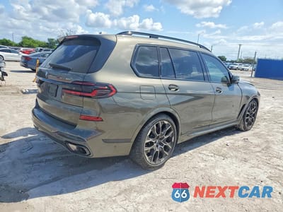 Trzecie zdjęcie samochodu z tyłu: 2025 BMW X7 XDRIVE40I VIN:5UX23EM04S9Y67938 - miniatura
