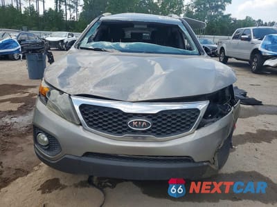 Piąte zdjęcie samochodu w środku: 2013 KIA SORENTO LX VIN:5XYKT3A65DG325117 - miniatura