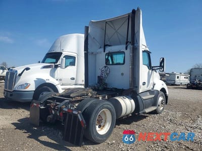 Czwarte zdjęcie samochodu z boku: 2016 KENWORTH T680 SEMI TRUCK VIN:1XKYA48X2GJ124840 - miniatura