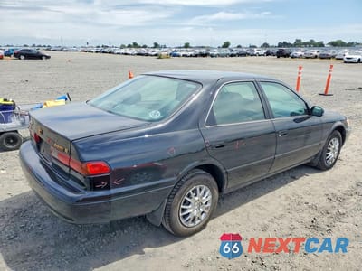 Trzecie zdjęcie samochodu z tyłu: 1998 TOYOTA CAMRY LE VIN:4T1BG22K3WU386487 - miniatura