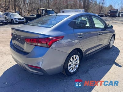Czwarte zdjęcie samochodu z boku: 2018 HYUNDAI ACCENT SE VIN:3KPC24A31JE014487 - miniatura