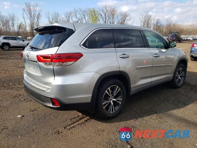 Trzecie zdjęcie samochodu z tyłu: 2018 TOYOTA HIGHLANDER LE PLUS VIN:5TDBZRFH7JS870472 - miniatura