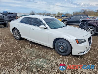 Czwarte zdjęcie samochodu z boku: 2015 CHRYSLER 300 LIMITED VIN:2C3CCARG3FH736529 - miniatura