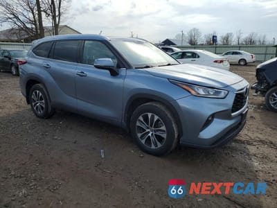 Czwarte zdjęcie samochodu z boku: 2021 TOYOTA HIGHLANDER XLE VIN:5TDGZRBHXMS090496 - miniatura