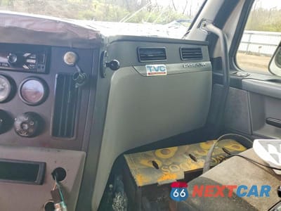 Piąte zdjęcie samochodu w środku: 2018 FREIGHTLINER CASCADIA 126 SEMI TRUCK VIN:3AKJHHDR7JSJT5476 - miniatura