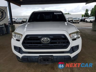 Piąte zdjęcie samochodu w środku: 2018 TOYOTA TACOMA SR VIN:5TFRX5GN8JX108781 - miniatura