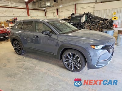 Czwarte zdjęcie samochodu z boku: 2023 MAZDA CX-50 BASE VIN:7MMVABXY7PN151148 - miniatura
