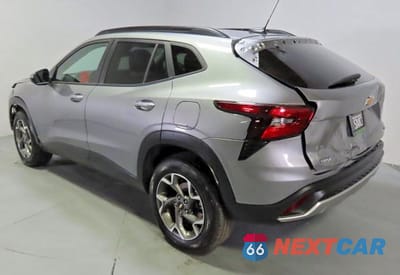 Czwarte zdjęcie samochodu z boku: 2025 CHEVROLET TRAX 1LT VIN:KL77LHEPXSC224689 - miniatura