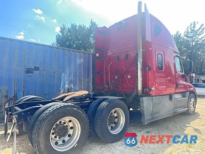 Czwarte zdjęcie samochodu z boku: 2017 FREIGHTLINER CASCADIA TRUCKS SEMI TRUCK VIN:3AKJGLDR2HSHF4212 - miniatura
