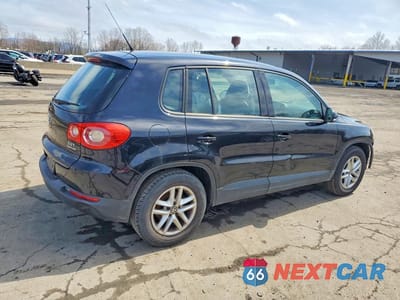 Trzecie zdjęcie samochodu z tyłu: 2011 VOLKSWAGEN TIGUAN S VIN:WVGBV7AX5BW522066 - miniatura