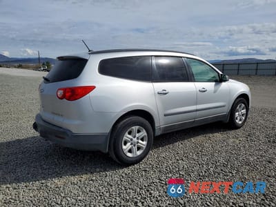 Trzecie zdjęcie samochodu z tyłu: 2010 CHEVROLET TRAVERSE LS VIN:1GNLVEEDXAS109215 - miniatura