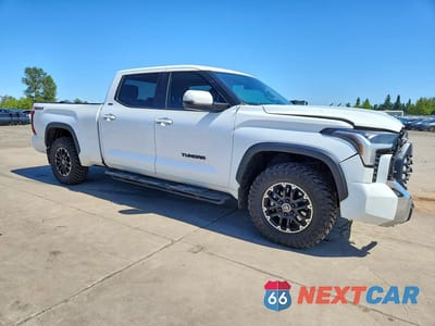Czwarte zdjęcie samochodu z boku: 2022 TOYOTA TUNDRA CREWMAX SR5 VIN:5TFLA5EC2NX007170 - miniatura
