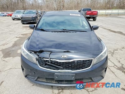 Piąte zdjęcie samochodu w środku: 2018 KIA FORTE S VIN:3KPFL4A76JE170649 - miniatura
