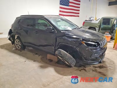 Czwarte zdjęcie samochodu z boku: 2025 JEEP COMPASS LATITUDE VIN:3C4NJDBN5ST617001 - miniatura