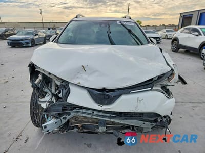 Piąte zdjęcie samochodu w środku: 2017 TOYOTA RAV4 XLE VIN:JTMWFREV2HJ722206 - miniatura