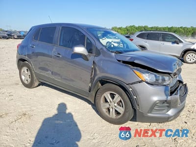 Czwarte zdjęcie samochodu z boku: 2020 CHEVROLET TRAX LS VIN:3GNCJKSB1LL303128 - miniatura