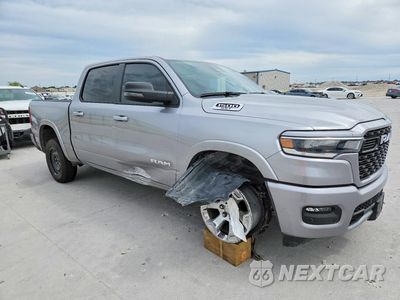 Czwarte zdjęcie samochodu z boku: 2025 RAM 1500 BIG HORN VIN:1C6RREFP0SN718059 - miniatura
