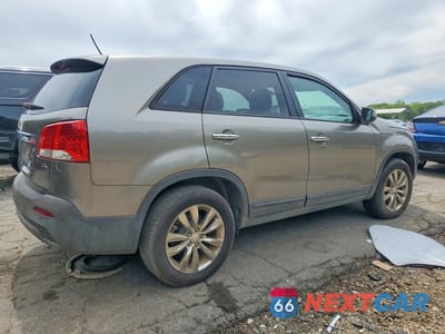 Trzecie zdjęcie samochodu z tyłu: 2011 KIA SORENTO EX VIN:5XYKU4A13BG019960 - miniatura