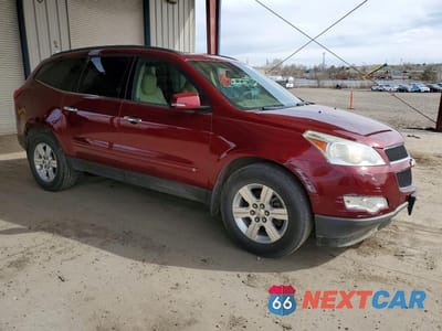 Czwarte zdjęcie samochodu z boku: 2010 CHEVROLET TRAVERSE LT VIN:1GNLVGEDXAS123417 - miniatura