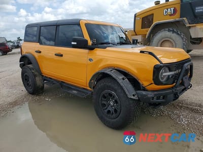 Czwarte zdjęcie samochodu z boku: 2022 FORD BRONCO BASE VIN:1FMEE5DPXNLA96572 - miniatura