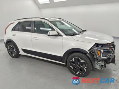 Czwarte zdjęcie samochodu z boku: 2023 KIA NIRO EV WIND VIN:KNDCR3L1XP5026689 - miniatura