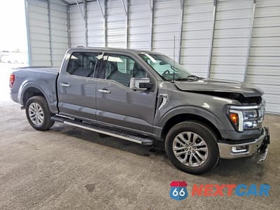 Czwarte zdjęcie samochodu z boku: 2024 FORD F150 LARIAT VIN:1FTFW5L80RFA84516 - miniatura