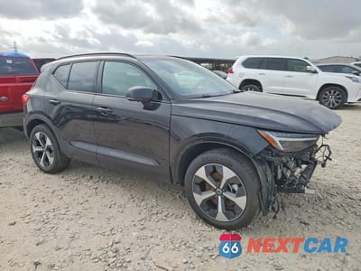 Czwarte zdjęcie samochodu z boku: 2026 VOLVO XC40 PLUS VIN:YV4L12UCXT2727906 - miniatura