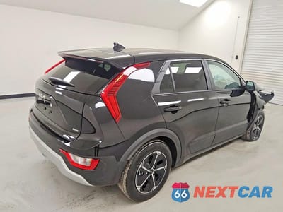 Trzecie zdjęcie samochodu z tyłu: 2026 KIA NIRO LX VIN:KNDCP3LE5T5328099 - miniatura