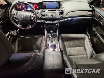 Zdjęcie 8 z 12 samochodu: 2017 HONDA ACCORD SPORT VIN:1HGCR2F58HA220852 - miniatura