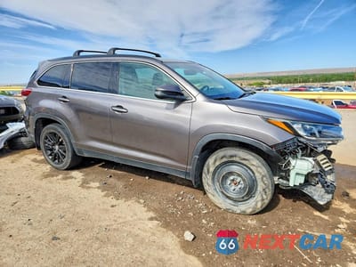 Czwarte zdjęcie samochodu z boku: 2019 TOYOTA HIGHLANDER SE VIN:5TDJZRFH0KS727540 - miniatura
