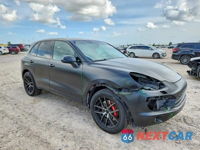 Czwarte zdjęcie samochodu z boku: 2012 PORSCHE CAYENNE VIN:WP1AA2A26CLA05749 - miniatura
