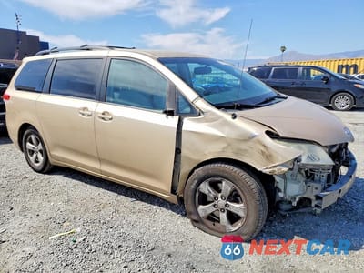 Czwarte zdjęcie samochodu z boku: 2011 TOYOTA SIENNA LE VIN:5TDKK3DC8BS170471 - miniatura
