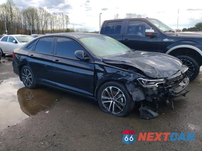 Czwarte zdjęcie samochodu z boku: 2023 VOLKSWAGEN JETTA SPORT VIN:3VWBM7BU6PM007156 - miniatura