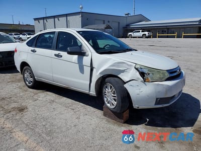 Czwarte zdjęcie samochodu z boku: 2010 FORD FOCUS SE VIN:1FAHP3FN9AW272781 - miniatura