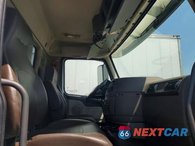 Piąte zdjęcie samochodu w środku: 2017 VOLVO VNL SEMI TRUCK VIN:4V4N39TG4HN987988 - miniatura