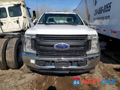 Piąte zdjęcie samochodu w środku: 2019 FORD F550 SUPER DUTY VIN:1FDUF5GT2KEG28950 - miniatura