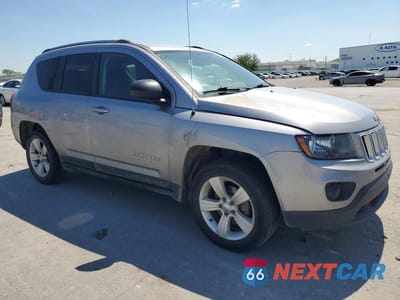 Czwarte zdjęcie samochodu z boku: 2017 JEEP COMPASS SPORT VIN:1C4NJCBA5HD123405 - miniatura
