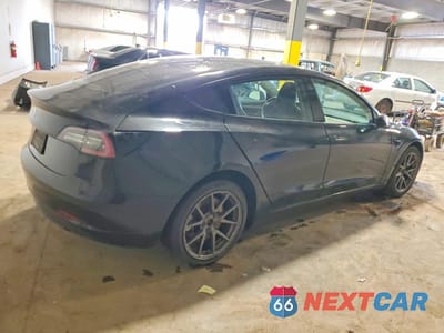 Trzecie zdjęcie samochodu z tyłu: 2022 TESLA MODEL 3 VIN:5YJ3E1EA5NF370200 - miniatura