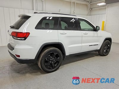 Trzecie zdjęcie samochodu z tyłu: 2019 JEEP GRAND CHEROKEE LAREDO VIN:1C4RJEAG4KC852124 - miniatura