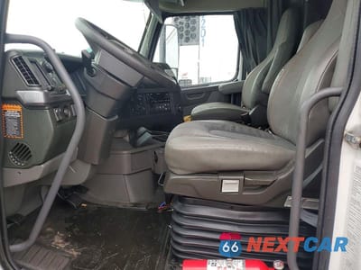 Piąte zdjęcie samochodu w środku: 2023 VOLVO VNL SEMI TRUCK VIN:4V4NC9EH0PN336877 - miniatura